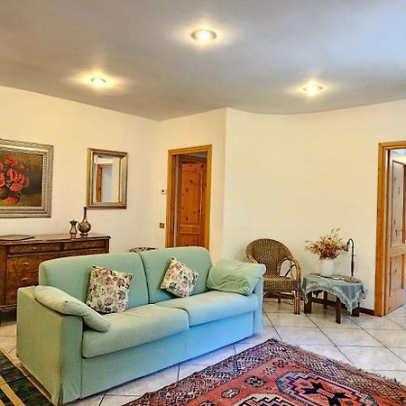 Appartamento Con Ingresso Autonomo, Giardino Privato E Portico Introbio Extérieur photo