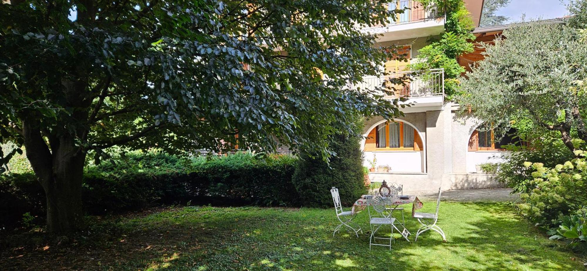 Appartamento Con Ingresso Autonomo, Giardino Privato E Portico Introbio Extérieur photo
