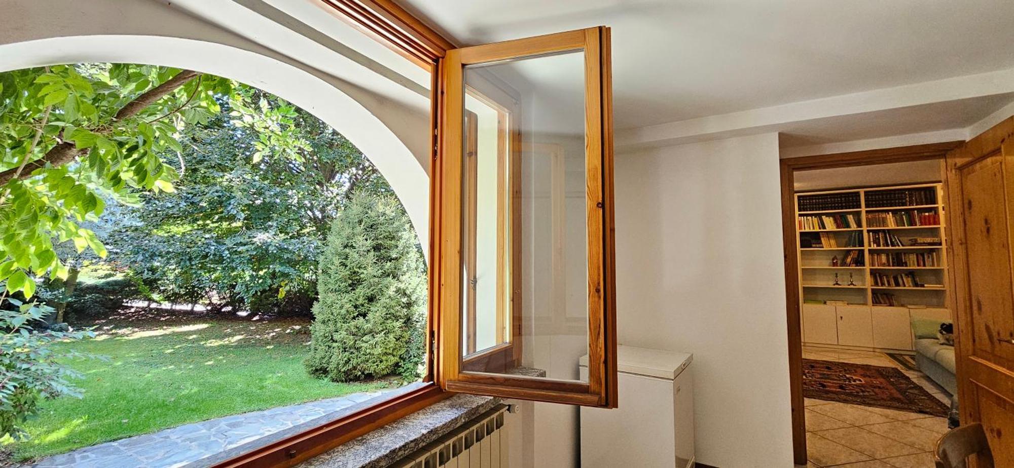 Appartamento Con Ingresso Autonomo, Giardino Privato E Portico Introbio Extérieur photo