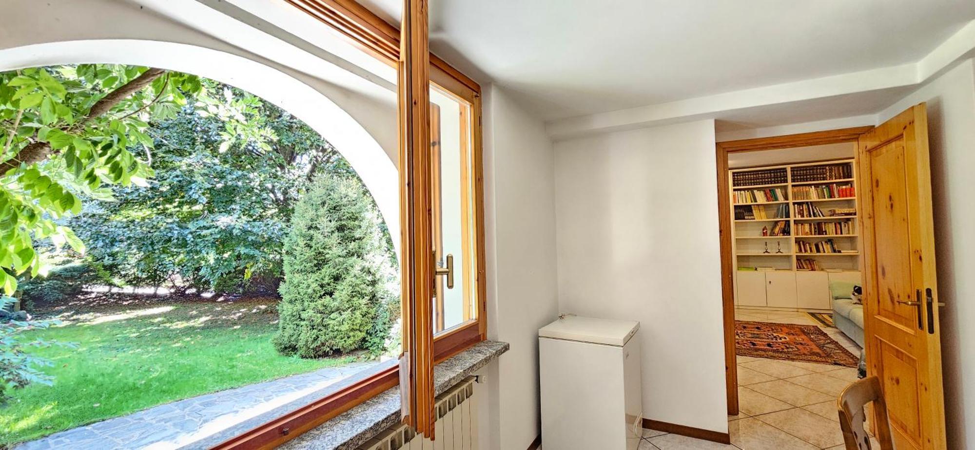 Appartamento Con Ingresso Autonomo, Giardino Privato E Portico Introbio Extérieur photo
