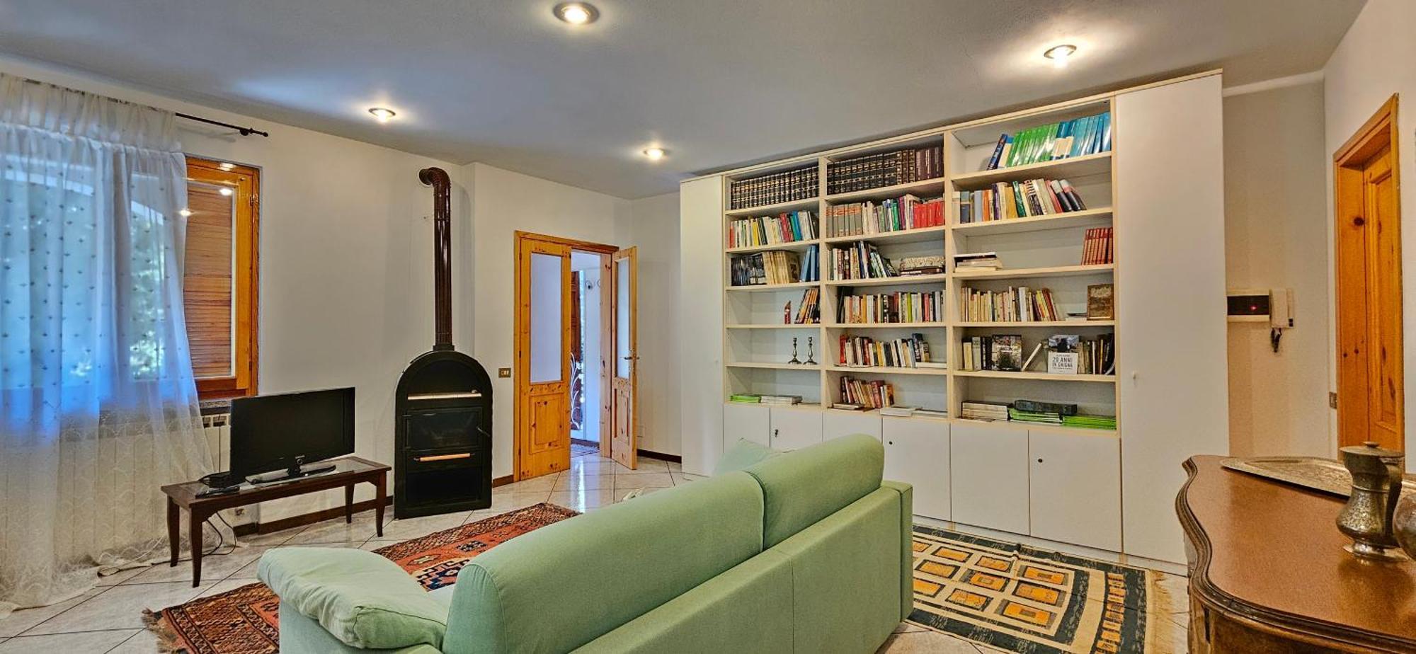 Appartamento Con Ingresso Autonomo, Giardino Privato E Portico Introbio Extérieur photo