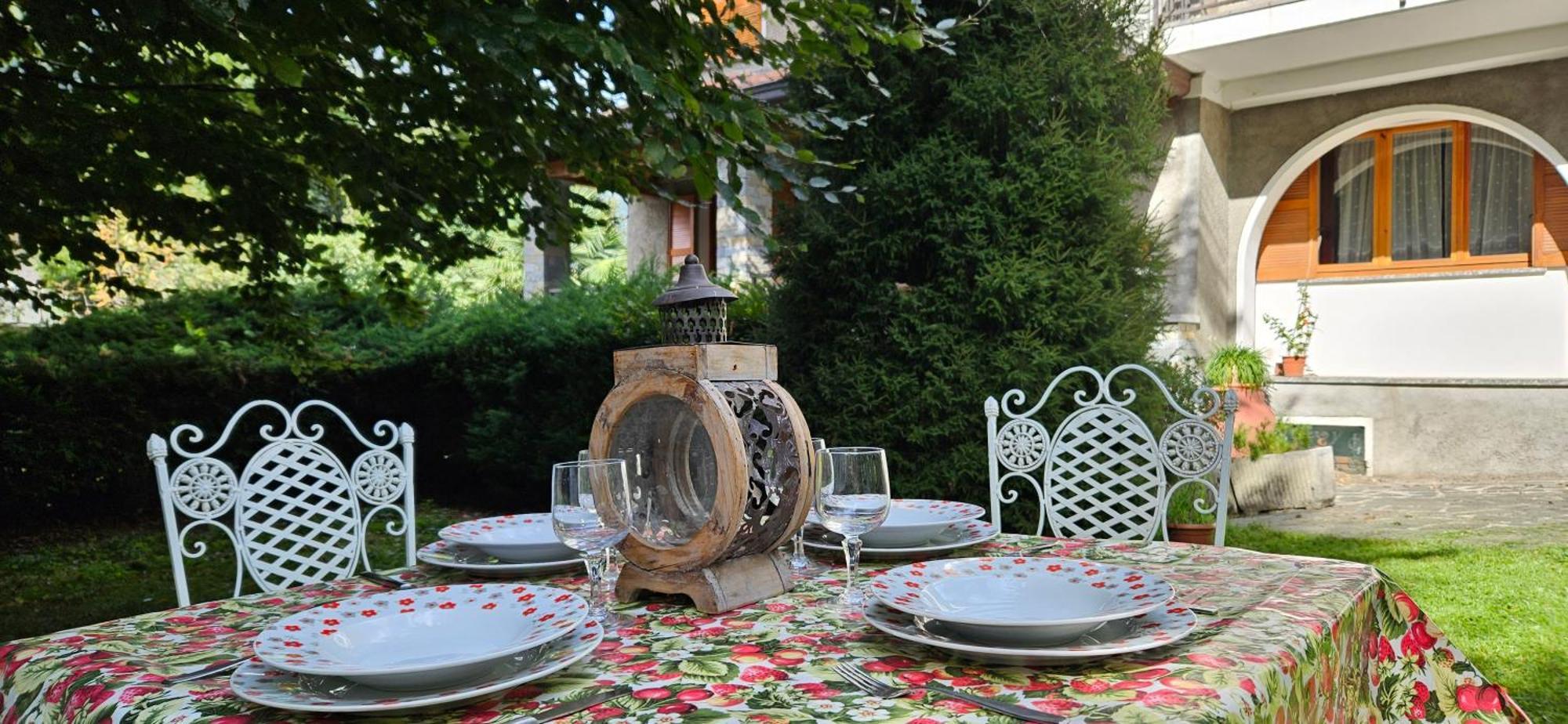 Appartamento Con Ingresso Autonomo, Giardino Privato E Portico Introbio Extérieur photo